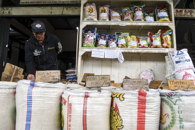 Calon pembeli mengecek kualitas beras di Pasar Induk Beras Cipinang, Jakarta. Foto: M Risyal Hidayat/ANTARA FOTO