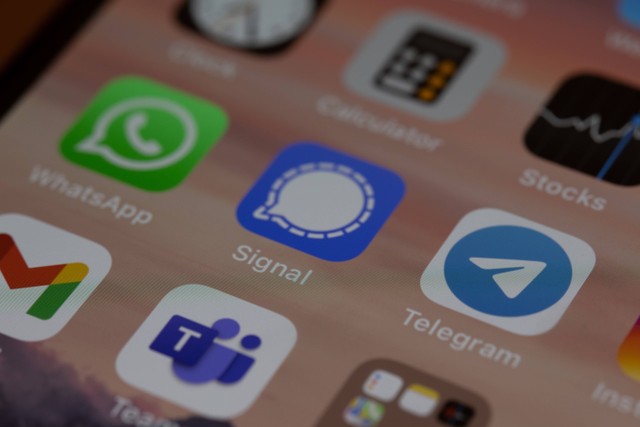 Ilustrasi Cara Menyimpan VN Telegram. Foto: dok. Dimitri Karastelev (Unsplash.com)