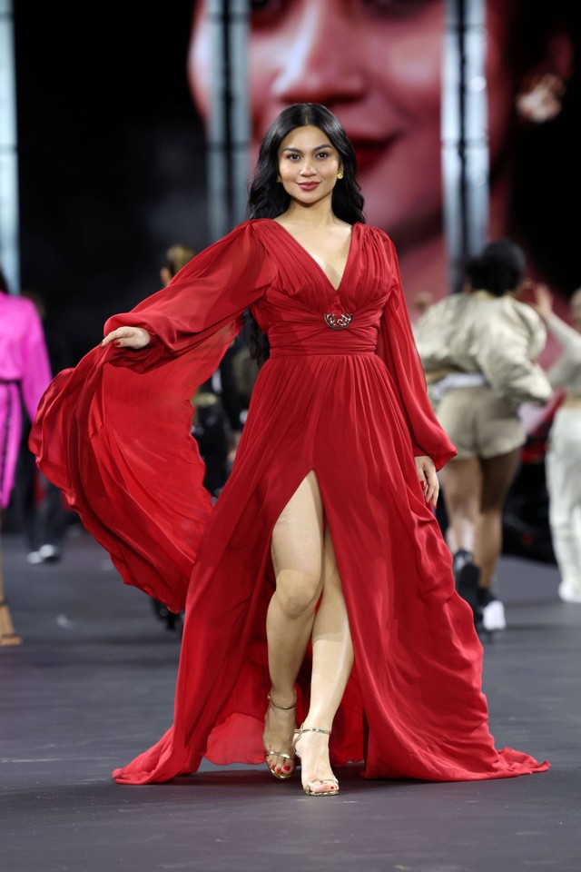 Gaya elegan Ariel Tatum wakili Indonesia di Le Defile L'Oreal Paris. Foto: Pascal Le Segretain/Getty Images