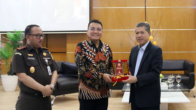 Ketua Komisi Kejaksaan, Dr. Barita Simanjuntak (tengah). Foto: USK 