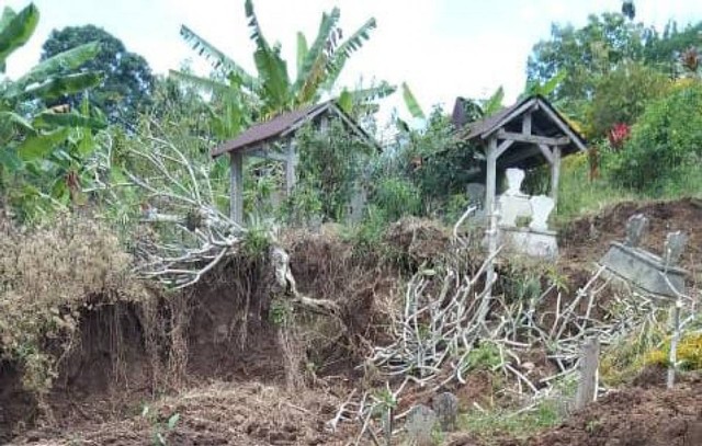 Tempat Pemakaman Longsor sebabkan Puluhan Jenazah Bergelimpangan