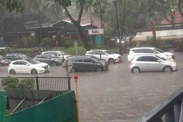Genangan air usai hujan deras di kawasan Lippo Karawaci, Tangerang, Selasa (4/10/2022). Foto: Dok. Istimewa