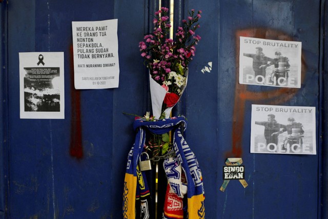 Karangan bunga terpasang di pintu tribun Stadion Kanjuruhan, Malang, Jawa Timur, Selasa (4/10/2022). Foto: Willy Kurniawan/REUTERS