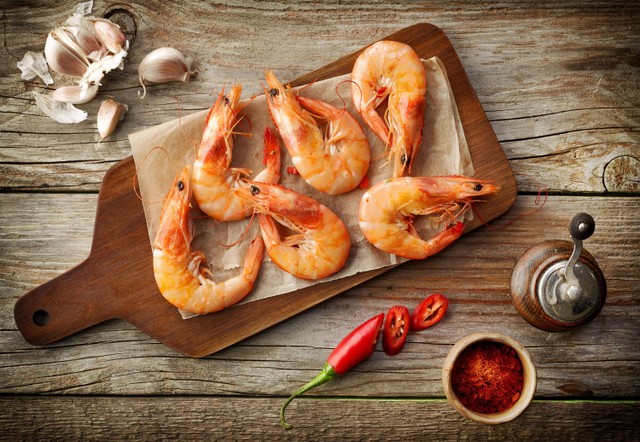 Ilustrasi perbedaan shrimp dan prawn. Foto: Shutterstock
