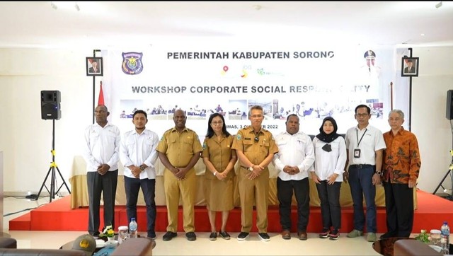 Asisten II Bidang Perekonomian dan Pembanguna  Pose bersama sejumlah perusahaan pada kegiatan workshop CSR.