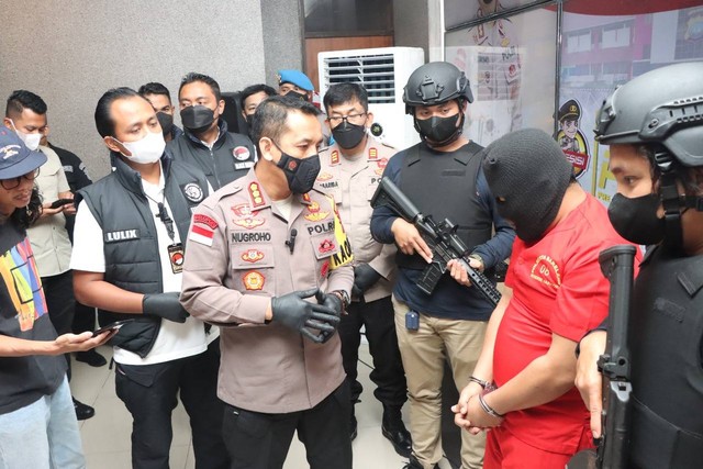 Kurir pil ekstasi saat diinterogasi polisi dalam jumpa pers di Mapolresta Barelang, Selasa (4/10). Foto: Istimewa