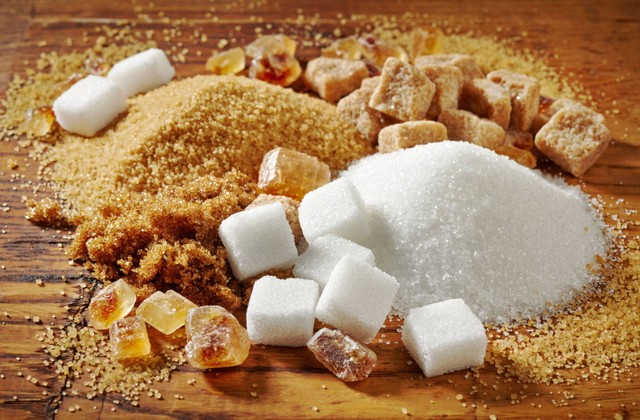 Ilustrasi gula merah dan gula putih. Foto: Shutterstock