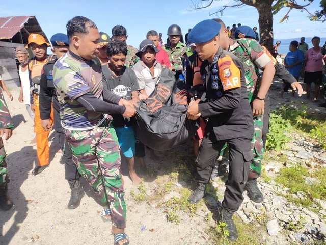 Jenazah korban terkaman buaya dievakuasi ke daratan Desa Paratina oleh Tim SAR Gabungan yang terdiri dari TNI-POLRI serta warga setempat. Dok: Tim SAR Kepulauan Sula