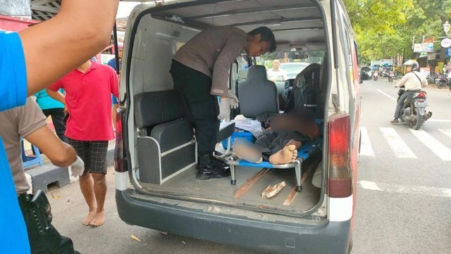 Jasad Yaenuri pekerja bangunan yang tewas tersengat listrik saat merenovasi Rumah Dinas Kapolres Rembang. Foto: Dok. Istimewa