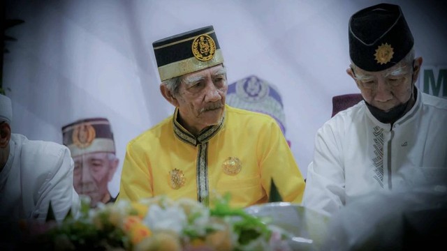 Kerabat Kesultanan Kutaringin Pangeran Arsyadinsyah dan Pangeran Muasjidinsyah saat acara haul. Foto: IST/InfoPBUN