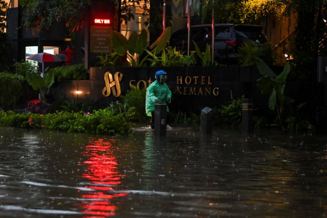 Warga melintas saat banjir di Jalan Kemang Raya, Jakarta Selatan, Selasa (4/10/2022).
 Foto: Galih Pradipta/ANTARA FOTO