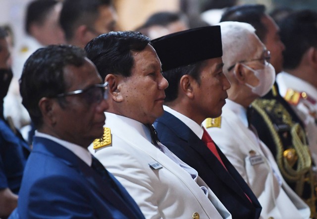 Presiden Joko Widodo didampingi Menko Polhukam Mahfud MD, Menhan Prabowo Subianto, dan mantan Wakil Presiden Try Sutrisno mengikuti Upacara Parade Senja di Lapangan Bela Negara, Kementerian Pertahanan, Jakarta, Selasa (4/10/2022). Foto: Akbar Nugroho Gumay/ANTARA FOTO