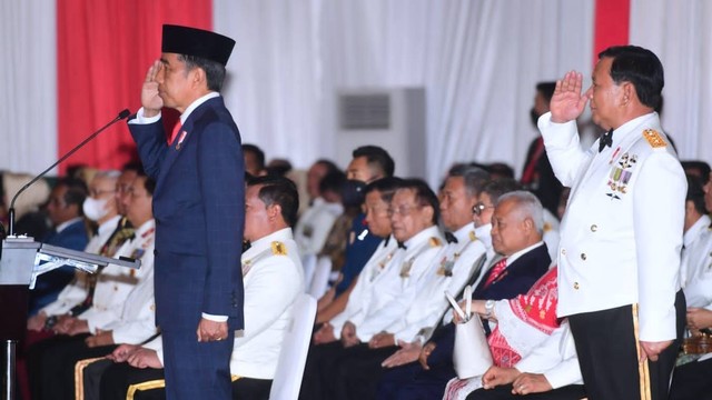 Presiden Jokowi menghadiri Upacara Parade Aenja di Lapangan Kemhan, Selasa (4/101/2022). Foto: Muchlis Jr/Biro Pers Sekretariat Presiden