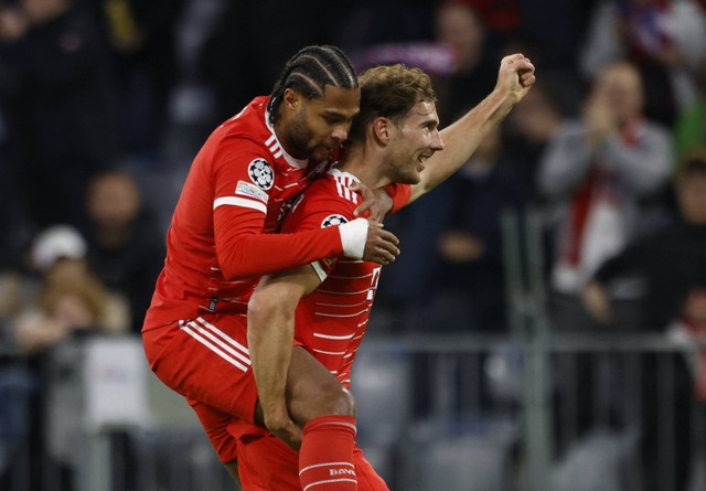 Pemain Bayern Muenchen Serge Gnabry merayakan gol keduanya bersama Leon Goretzka di Allianz Arena, Munich, Jerman. Foto: Michaela Rehle/Reuters