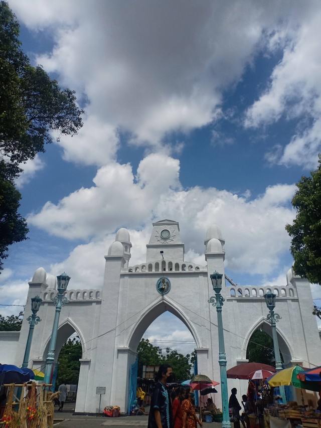 Suasana halaman Masjid Agung Surakarta (Dok. Pribadi)