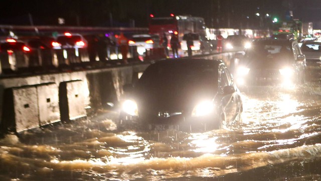 Sejumlah kendaraan melintasi banjir di ruas Tol Pondok Aren-Serpong, Kota Tangerang Selatan, Banten, Selasa (4/10/2022). Foto: Fauzan/Antara Foto