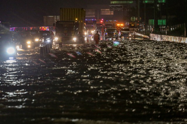 Sejumlah kendaraan melintasi banjir di ruas Tol Pondok Aren-Serpong, Kota Tangerang Selatan, Banten, Selasa (4/10/2022). Foto: Fauzan/Antara Foto