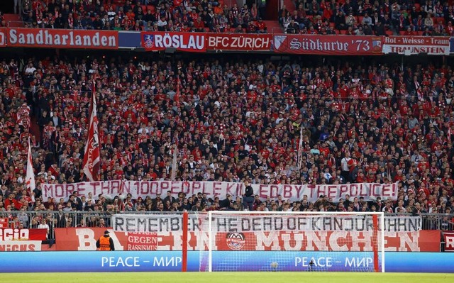 Penggemar Bayern Muenchen memasang spanduk di tribun sebelum pertandingan di Allianz Arena, Munich, Jerman. Foto: Michaela Rehle/Reuters