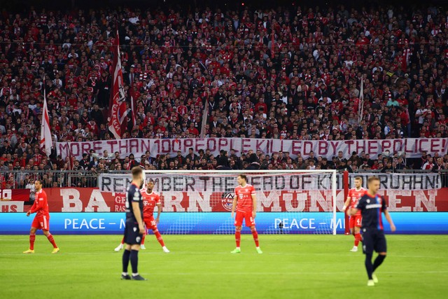 Penggemar Bayern Muenchen memegang spanduk selama pertandingan grup C Liga Champions UEFA antara FC Bayern Muenchen dan Viktoria Plzen di Allianz Arena pada 04 Oktober 2022 di Munich, Jerman. Foto: Adam Pretty/Getty Images