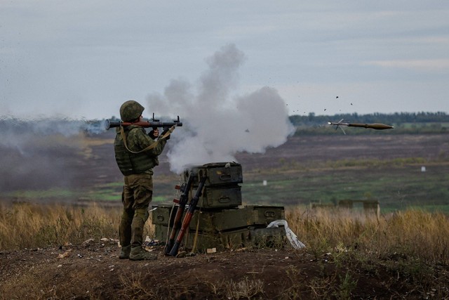 Seorang tentara cadangan Rusia yang baru menembakkan peluncur granat berpeluncur roket (RPG) selama pelatihan di wilayah Donetsk, Ukraina yang dikuasai Rusia. Foto: Alexander Ermochenko/REUTERS