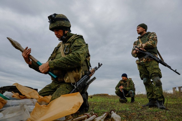 Seorang tentara cadangan Rusia yang baru bersiap menembakkan peluncur granat berpeluncur roket (RPG) selama pelatihan di wilayah Donetsk, Ukraina yang dikuasai Rusia. Foto: Alexander Ermochenko/REUTERS