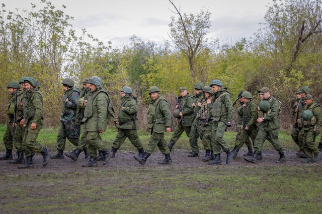 Tentara cadangan Rusia yang baru ikut serta dalam pelatihan di wilayah Donetsk, Ukraina yang dikuasai Rusia di wilayah Donetsk, Ukraina yang dikuasai Rusia. Foto: Alexander Ermochenko/REUTERS