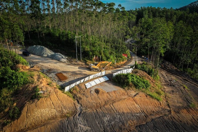 Foto udara proses pembangunan jalan lingkar Sepaku segmen 2 di lokasi Ibu Kota Negara (IKN) Nusantara Kabupaten Penajam Paser Utara, Kalimantan Timur, Selasa (4/10/2022). Foto: Rivan Awal Lingga/ANTARA FOTO