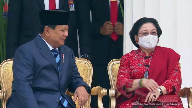 Menhan Prabowo Subianto dan Megawati Soekarnoputri menghadiri Upacara Peringatan Ke-77 Hari Tentara Nasional Indonesia (TNI) Tahun 2022, di Istana Negara, Jakarta, Rabu (5/10/2022). Foto: Youtube/Sekretariat Presiden