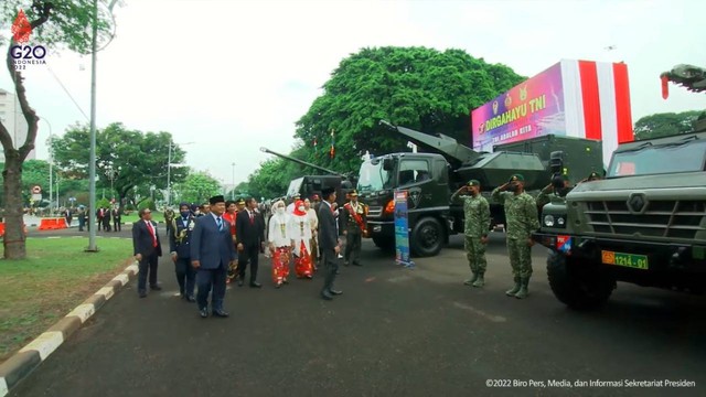 Presiden Jokowi saat melihat alutsista pada Upacara Peringatan Ke-77 Hari Tentara Nasional Indonesia (TNI) Tahun 2022, Rabu (5/10/2022). Foto: Youtube/Sekretariat Presiden