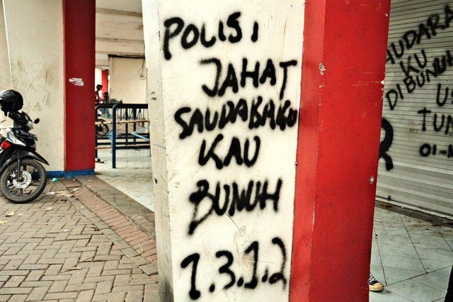 Tulisan 'Polisi Jahat Saudaraku Kau Bunuh 1.3.1.2' di sekitar Kanjuruhan. Foto: Dok. Istimewa