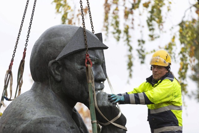Patung terakhir mantan pemimpin Rusia Vladimir Ilyich Lenin dipindahkan dari jalan-jalan kota Kotka, di tenggara Finlandi. Foto: Lehtikuva/Sasu Makinen via REUTERS