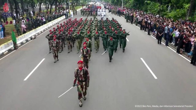 TNI Pamer Defile Drumband-Alutsista Di Momen HUT Ke-77: Sherpa Hingga ...