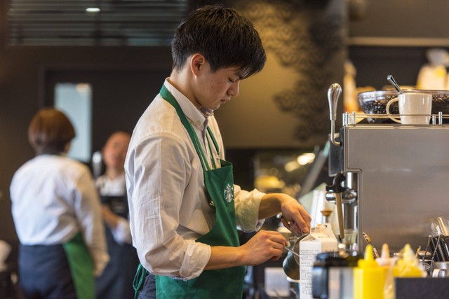 Ilustrasi barista memakai apron Starbucks. Foto: Shutterstock