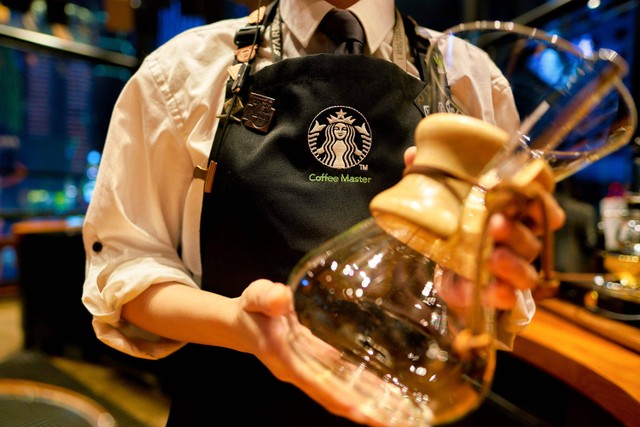 Ilustrasi barista memakai apron Starbucks. Foto: Shutterstock