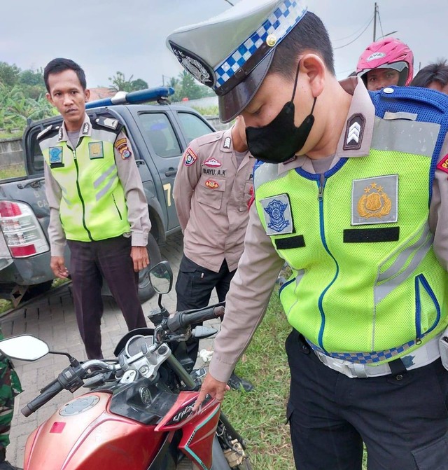 Polisi menunjukkan motor yang terlibat kecelakaan tersangkut truk di Tigaraksa, Tangerang, Rabu (5/10). Foto: Dok. Istimewa