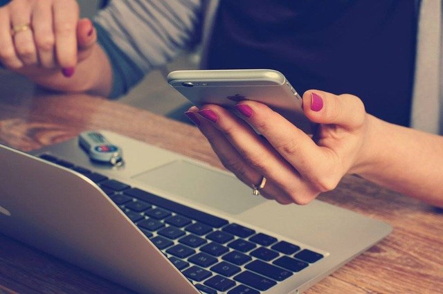 Ilustrasi sedang mengajukan pinjaman online. Foto: Pixabay