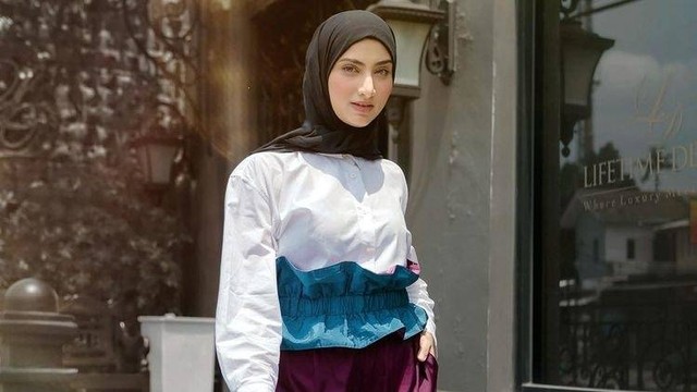 Ilustrasi OOTD hijab untuk hangout ala Munira Agile. Foto: Instagram.com/miraagile