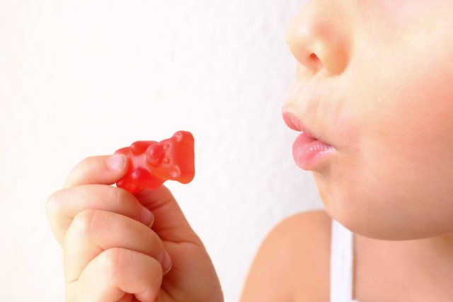 Ilustrasi anak makan permen gummy.
 Foto: Shutterstock