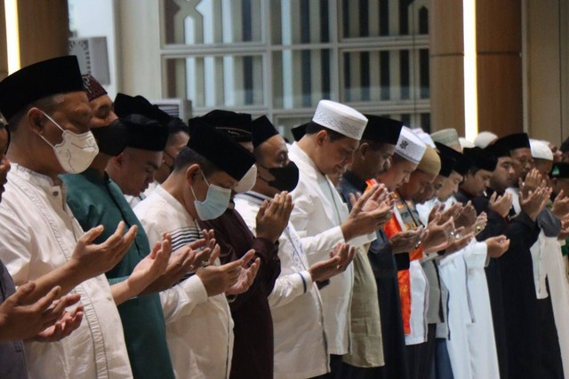 Jemaah melaksanakan salat gaib dan mendoakan para korban yang meninggal dalam tragedi yang terjadi di Stadion Kanjuruhan, Malang. Foto: Dok. Polda Aceh