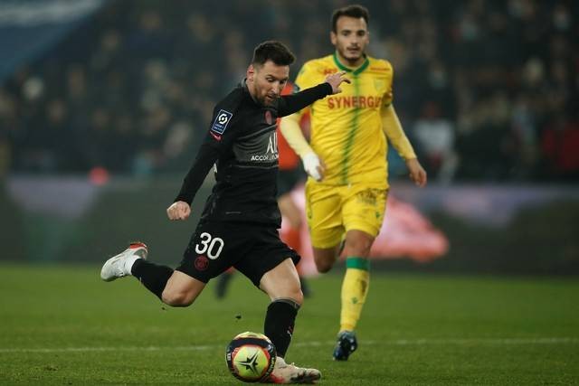 Pemain Paris St Germain Lionel Messi beraksi saat hadapi Nantes di Stadion Parc des Princes, Paris, Prancis, Sabtu (20/11). Foto: Benoit Tessier/REUTERS