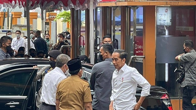 Presiden Joko Widodo tiba di RSUD Dr. Saiful Anwar Malang, Rabu (5/9/2022). Foto: Muthia/kumparan