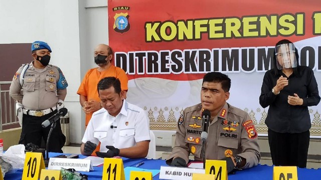 Kabid Humas Polda Riau, Kombes Sunarto, didampingi Dirkrimum Kombes Asep Darmawan mengungkap pelaku ledakan di Inhu, Riau, Rabu (5/10). (DEFRI CANDRA/SELASAR RIAU)