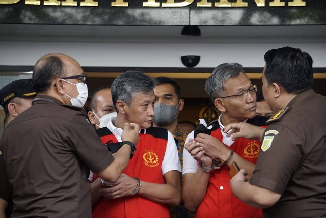 Hendra (kiri) dan Agus Nurpatria ditampilkan di Jampidum Kejaksaan Agung. Foto: Jamal Ramadhan/kumparan