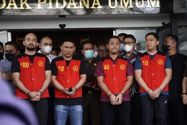 Tersangka Kompol Baiquni, Kompol Chuck, AKP Irfan, AKBP Arif Rahman saat dihadirkan di depan Kejagung, Jakarta, Rabu (5/10/2022). Foto: Jamal Ramadhan/kumparan