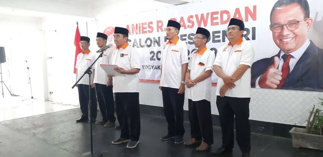 Ketua DPW PKS DIY Agus Mas'udi membacakan isi deklarasi dukungan pada Anies Baswedan menjadi Capres 2024, Rabu (5/10/2022). FOto: Len/Tugu Jogja