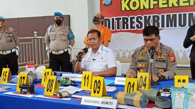 Dirkrimum Polda Riau, Kombes Pol Asep Darmawan, bersama Kabid Humas Polda Riau, Kombes Sunarto, mengungkap pelaku bom rakitan di Inhu, Rabu (5/10). (DEFRI CANDRA/SELASAR RIAU)