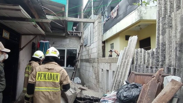 Proses evakuasi reruntuhan bangunan di Kelurahan Balekambang, Kramat Jati yang menewaskan satu orang, Rabu (5/10/2022). Foto: Dok. Humas Jakfire