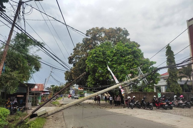 Tiang listrik roboh halangi jalan di Ambon, Rabu (5/10/2022). Foto: Dok. Istimewa