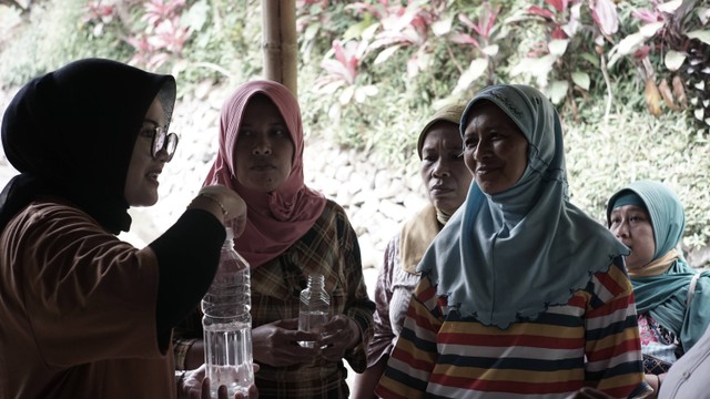 TIM YSI BEM KM UMY bersama Kelompok KELAPA sedang mencoba mencicipi produk Virgin Coconut Oil (VCO) yang mereka buat, Karanggede, Jatimulyo, Kulonprogo, Senin (26/8/2022), Foto: TIM Media YSI BEM KM UMY