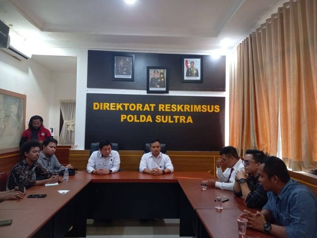 Raim Laode saat berada di ruangan Ditreskrimsus Polda Sultra pada Rabu (05/10). Foto: Al Pagala/kendarinesia